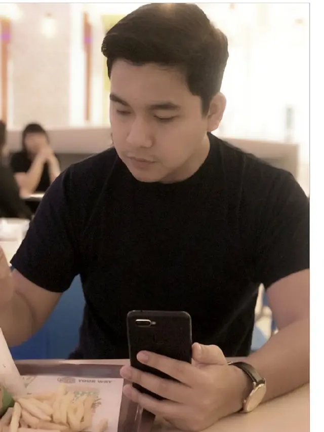 Sempat Viral, Ini 6 Potret Donny Prima Yuszela Sosok Pramugara Suapi Orang Tua