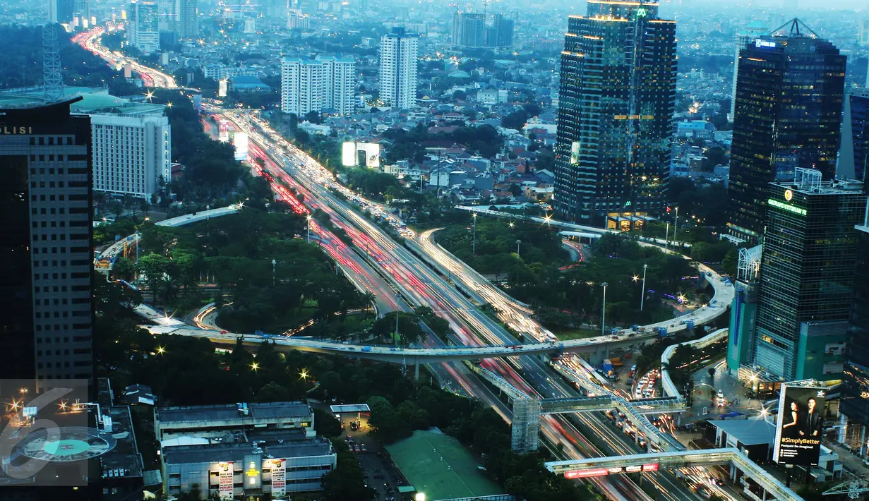 Pemandangan jembatan simpang susun semanggi saat petang, Jakarta, Selasa (21/3). Pengerjaan proyek Jembatan Simpang Susun Semanggi ditargetkan rampung Agustus 2017 mendatang. (Liputan6.com/Angga Yuniar)