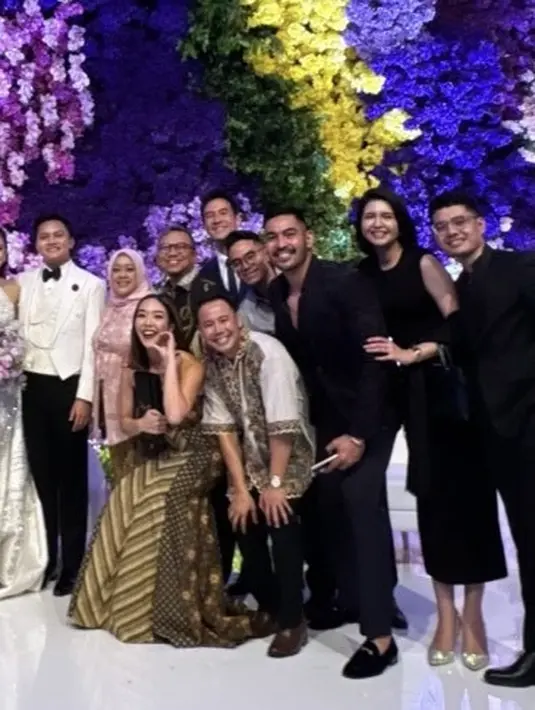 Gisel mengenakan dress dengan aksen hitam sleeveless dan rok batik flowy. Rambut pendeknya dibiarkan terurai. [@gisel_la]