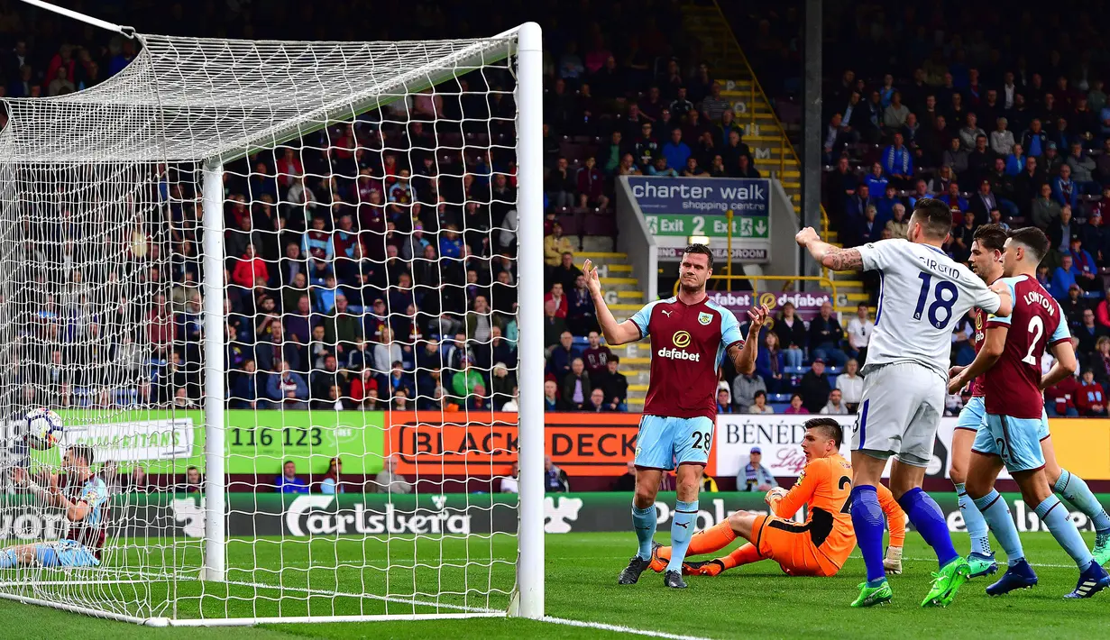 Pemain Burnley, Kevin Long bereaksi setelah mencetak gol bunuh diri untuk Chelsea dalam lanjutan Premier League di Turf Moor, Jumat (20/4). Gol bunuh diri Kevin Long dan tembakan Victor Moses memenangkan Chelsea dengan skor 2-1. (Anthony Devlin/PA via AP)