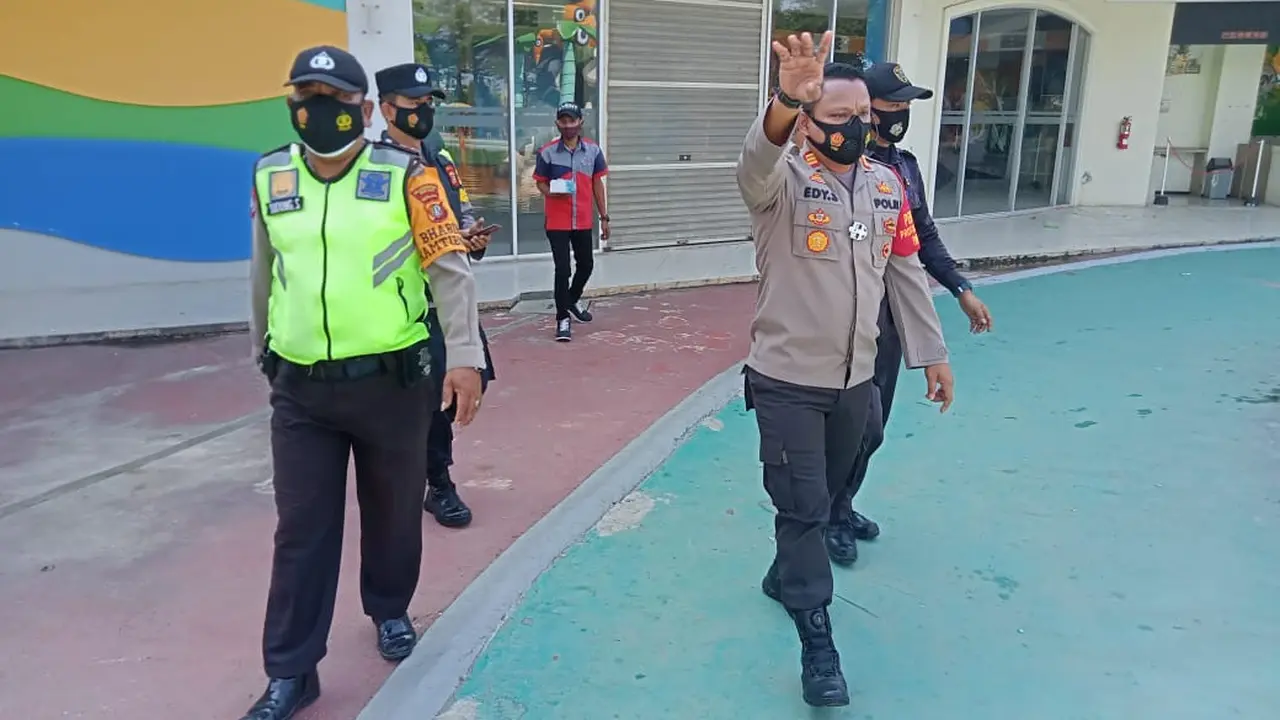 Polisi bubarkan pengunjung wisata wahana air di Kabupaten Bekasi