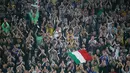 Suporter Juventus merayakan kemenangan tim kesayangannya pada leg pertama babak semifinal Liga Champions di Juventus Stadium, Rabu (6/5/2015). Juventus menang 2-1 atas Real Madrid. (Reuters/Stefano Rellandini)