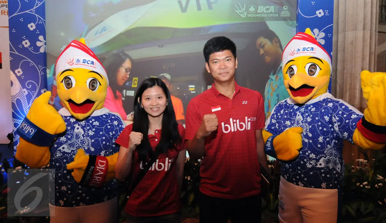 Pebulutangkis Praveen Jordan/Debby Susanto menyimak pertanyaan saat jumpa pers BCA Indonesia Open Superseries Premier 2016 di Jakarta, Rabu (11/5/2016). BCA Indonesia Open 2016 memiliki total hadiah 900 ribu USD. (Liputan6.com/Helmi Fithriansyah)