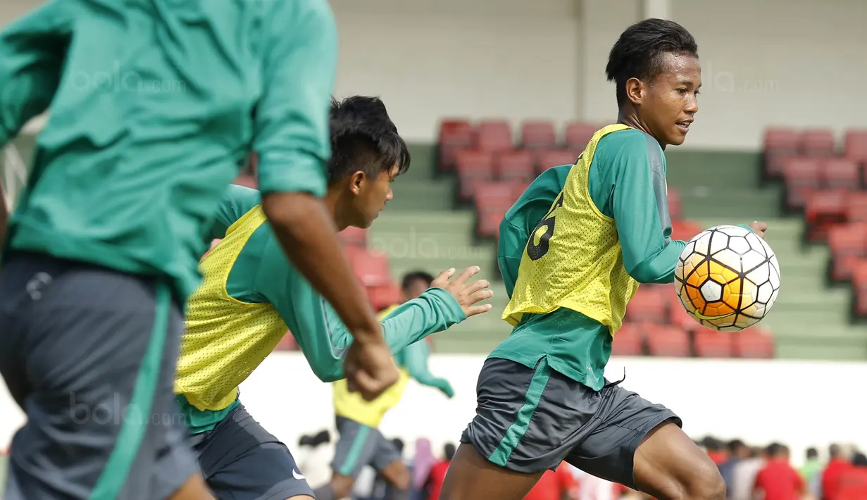 Pemain Timnas Indonesia U-16, Bagus Kahfi, saat latihan di Lapangan Atang Sutresna, Cijantung, Selasa (12/9/2017). Latihan tersebut untuk persiapan kualifikasi Piala Asia U-16 di Thailand. (Bola.com/M Iqbal Ichsan)