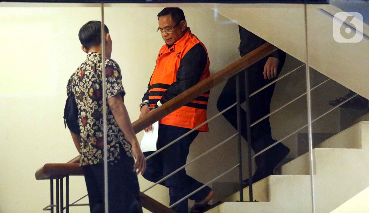 Sudewo ditahan KPK setelah terjaring dalam operasi tangkap tangan (OTT) terkait dugaan korupsi pengisian jabatan perangkat desa di Kabupaten Pati, Jawa Tengah. Tampak dalam foto, Bupati Pati, Sudewo (kanan) dikawal petugas usai menjalani pemeriksaan intensif di Gedung Merah Putih Komisi Pemberantasan Korupsi (KPK), Jakarta, Selasa (20/1/2026). (Liputan6.com/Helmi Fithriansyah)