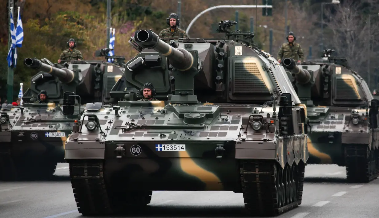Kendaraan militer Yunani meramaikan parade memperingati Hari Kemerdekaan di Athena, Minggu (25/3). Parade ini menandai dimulainya perang yang dilancarkan Yunani untuk memperoleh kemerdekaan dari kesultanan Utsmaniyah pada tahun 1821. (AP/Yorgos Karahalis)