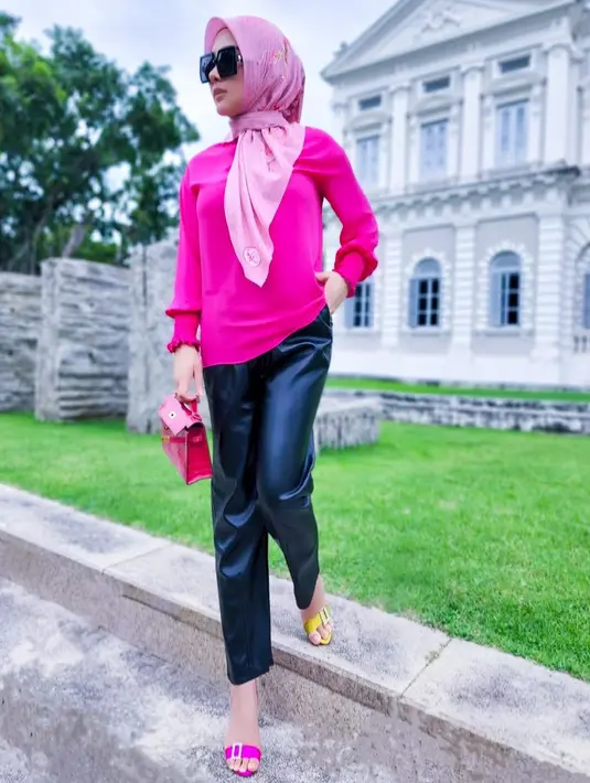 Perempuan kelahiran 1 Agustus 1982 sangat melek dengan dunia mode. Gayanya yang selalu mengikuti tren kian membuat Syahrini tampak kece. Outfit perpaduan pink dan ungu sangat cocok dikenakan Syahrini. Tak heran foto istri Reino Barack ini banjir like dan komentar dari netizen. (Liputan6.com/IG/@princessyahrini)