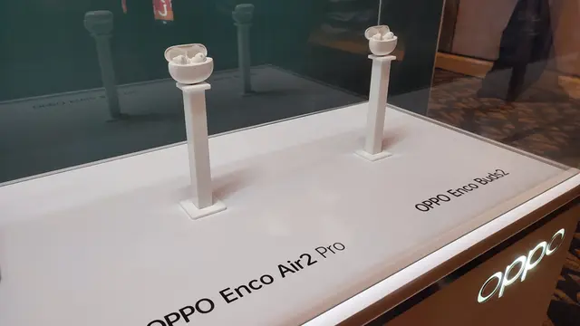 Oppo Enco Air2 Pro dan Oppo Enco Buds2 (Liputan6.com/Giovani Dio Prasasti)