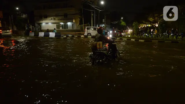 Banjir Rob Masih Genangi Kawasan Muara Baru hingga Malam Hari