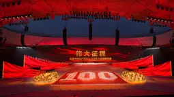 Penampil membentuk nomor 100 pada pertunjukan gala menjelang peringatan 100 tahun berdirinya Partai Komunis China di Beijing, China, 28 Juni 2021. Partai Komunis China akan merayakan HUT ke-100 pada 1 Juli 2021. (AP Photo/Ng Han Guan)