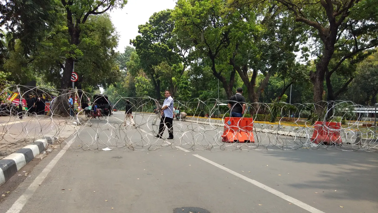 Jalan Medan Merdeka Barat ditutup jelang demo mahasiswa, Kamis (17/10/2019). (Liputan6.com/Ady Anugrahadi)