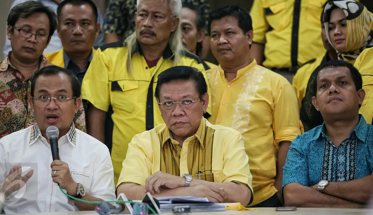 Ketua Umum Partai Golkar hasil Munas Ancol, Agung Laksono (tengah) memberikan keterangan pers di Jakarta, (22/1). Agung Laksono meminta kader Golkar fokus pada pelaksanaan musyawarah nasional yang akan digelar. (Liputan6.com/Faizal Fanani)