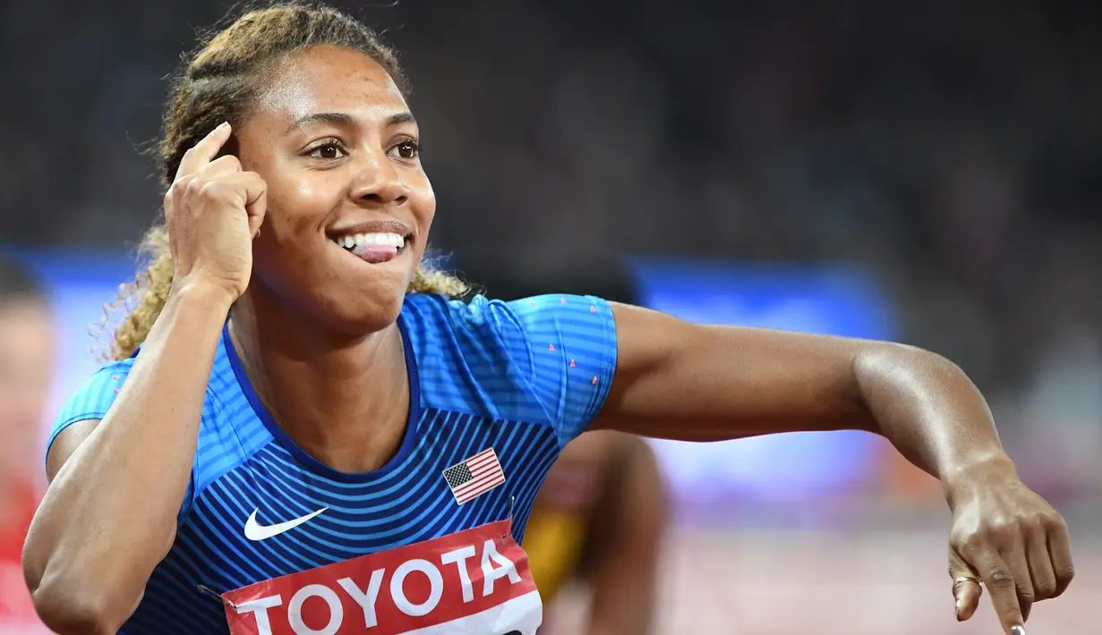 Pelari Amerika Serikat, Kori Carter merayakan kemenangannya di nomor lari 400 meter halang rintang gelaran Kejuaraan Dunia Atletik 2017 yang berlangsung di London, Inggris, 10 Agustus 2017. (Jewel SAMAD/ AFP) 