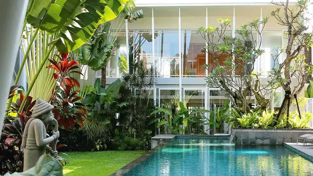 Model Rumah Modern Tropis dengan Taman di Tengah, Bikin Suasana Tenang dan Asri