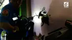 Seekor kucing peliharaan terjebak di celah kecil antara dua rumah. Tim penyelamat datang memberikan bantuan.