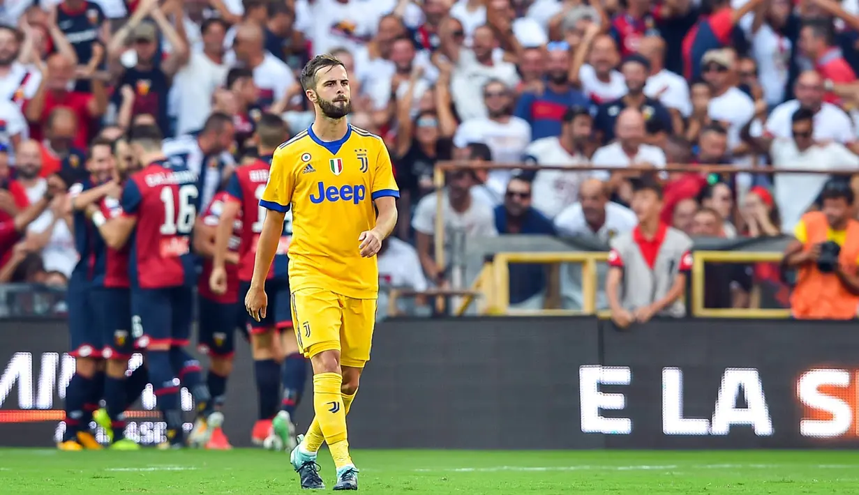 Pemain Juventus, Miralem Pjanic terlihat kecewa saat timnya keobolan dari Genoa pada lanjutan Serie A di Luigi Ferraris Stadium, Genoa (26/8/2017).  Juventus menang 4-2. (Simone Arveda/ANSA via AP)