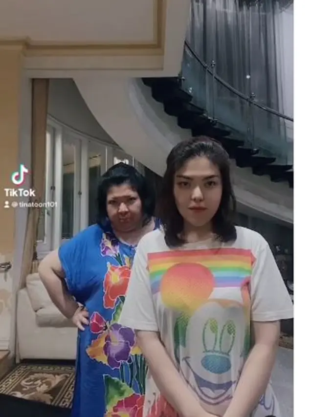 6 Potret Kedekatan Tina Toon dan Ibunda, Senang Diajak Joget TikTok Bareng