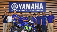 Dua pebalap Yamaha Indonesia, Galang Hendra Pratama dan Imanuel Putra Pratna, mengunjungi markas Yamaha Motor Racing sebelum berlatih dengan Valentino Rossi. (Yamaha Indonesia)