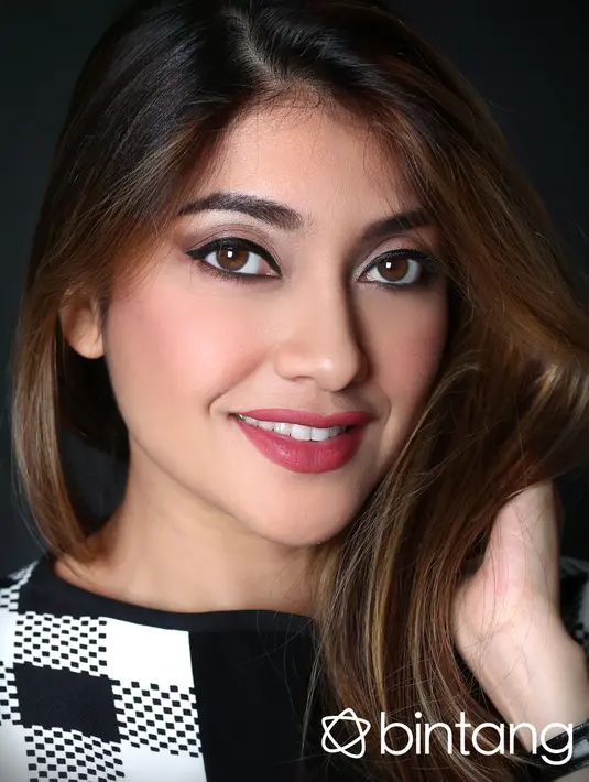 Saat berbincang secara eksklusif, dengan Bintang.com, ia membantah berita seputar kepindahan dirinya. Sekitar dua jam, Sarah menceritakan selama di Amerika. (Febio Hernanto/Bintang.com)