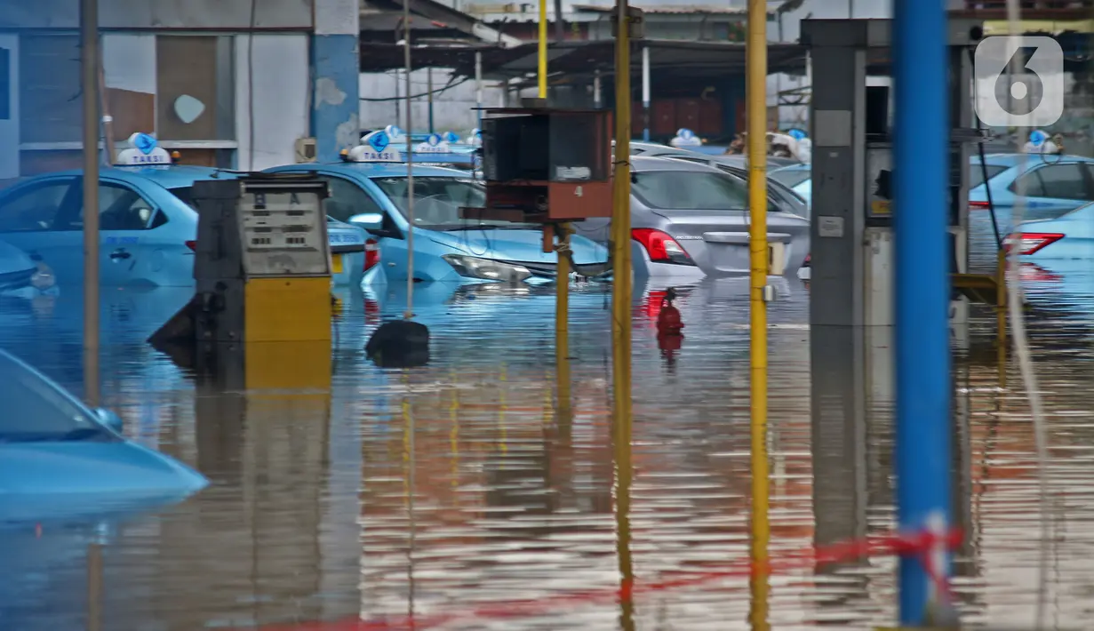Kondisi Pool Blue Bird yang terendam banjir di kawasan Kramat Jati, Jakarta, Selasa (25/2/2020). Meluapnya Kali Cipinang membuat Pool Taksi Blue Bird yang berada tepat di samping kali ikut terdampak banjir. (Liputan6.com/Herman Zakharia)