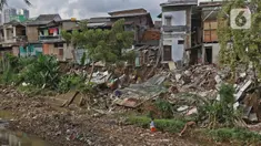 Anak-anak sedang bermain di bantaran kali Ciliwung kawasan Matraman Dalem, Jakarta, Selasa (3/3/2020). Rumah amblas akibat hujan lebat yang mengguyur Ibu kota. (Liputan6.com/Hermaan Zakharia)