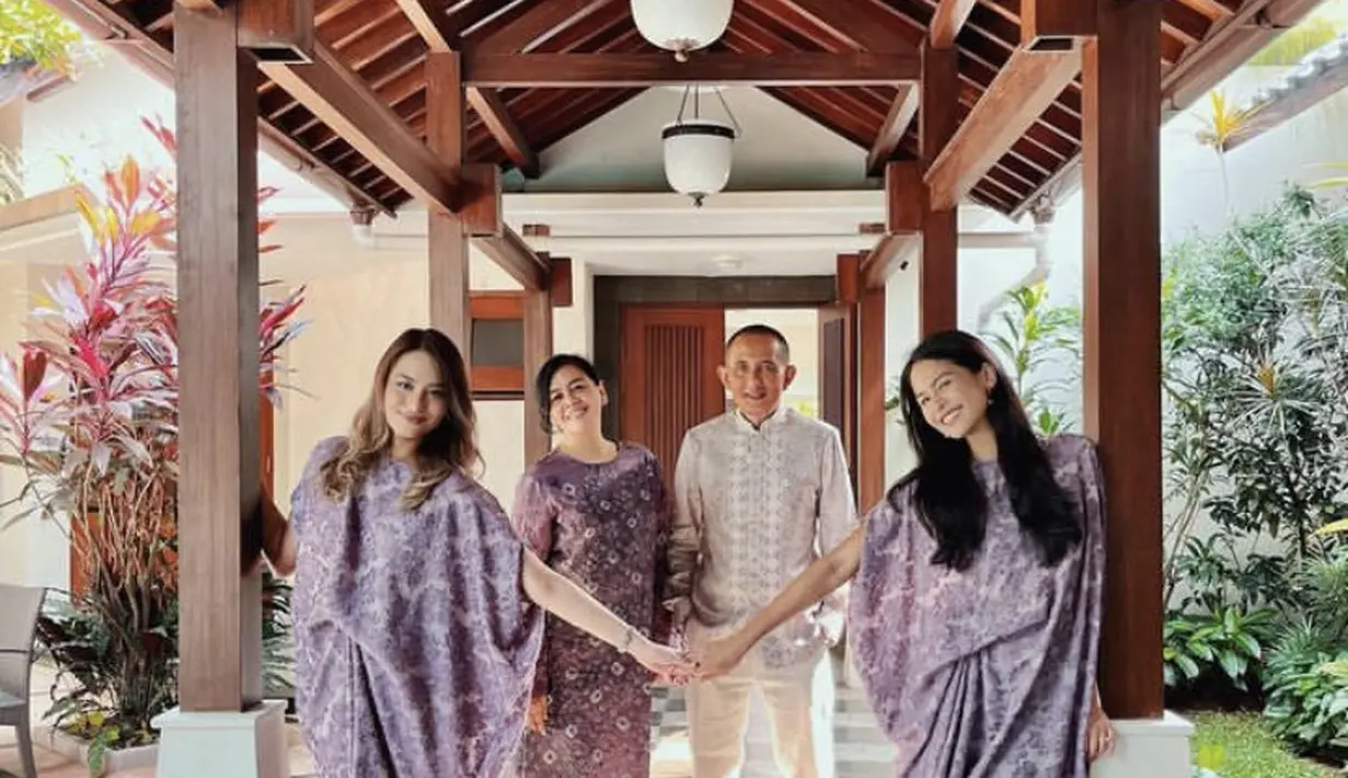 Lebaran tampil dengan abaya pun bisa dipadukam dengan stiletto kitten heels seperti Maudy Ayunda ini. Credit: Instagram (@maudyayunda)