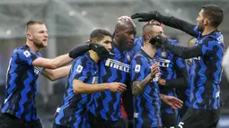 Para pemain Inter Milan merayakan gol pertama yang dibuat striker Romelu Lukaku dalam laga lanjutan Liga Italia Serie A pekan ke-9 melawan Bologna di San Siro Stadium, Sabtu (5/12/2020). Inter milan mengalahkan Bologna 3-1. (AP/Antonio Calanni)
