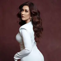 Beberapa waktu lalu, Nafa Urbach melakukan pemotretan dengan Denny Mirrocle. Dan ini hasil pemotretannya. [Foto: instagram.com @denymirrorcle]