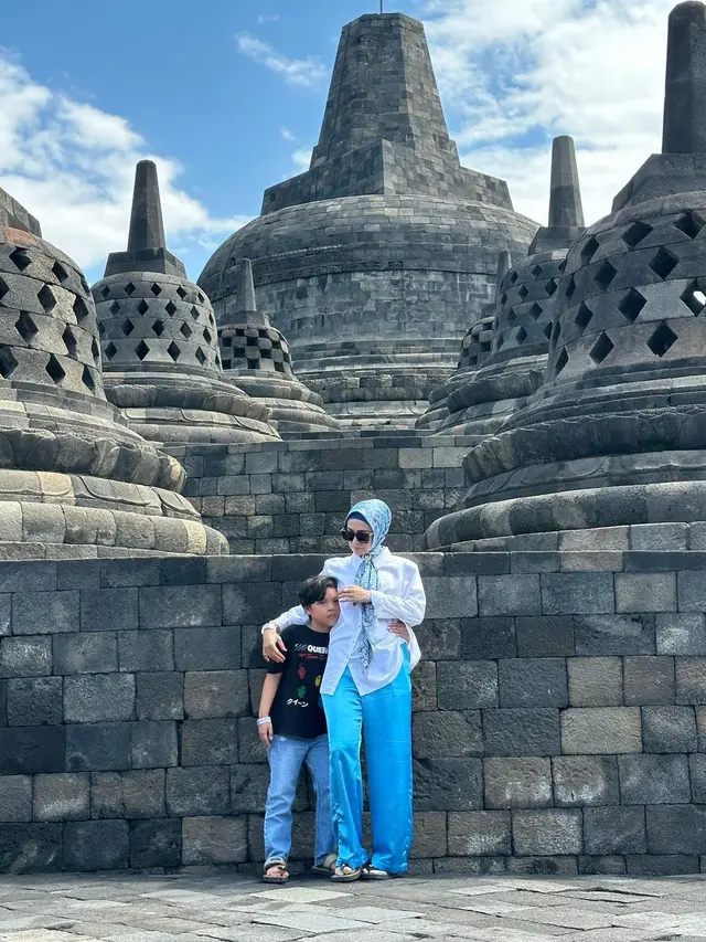 Ahmad Dhani dan Mulan Jameela liburan keluarga di Borobudur hingga Bromo (Foto: instagram @mulanjameela1)
