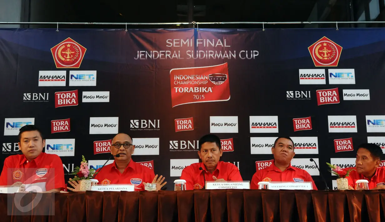 Ketua Pelaksana turnamen Piala Jenderal Sudirman, Hasani Abdulgani (kedua kiri) memberikan keterangan di Jakarta, Senin (4/1/2016). Babak semifinal Piala Jenderal Sudirman akan menggunakan sistem home away. (Liputan6.com/Helmi Fithriansyah)
