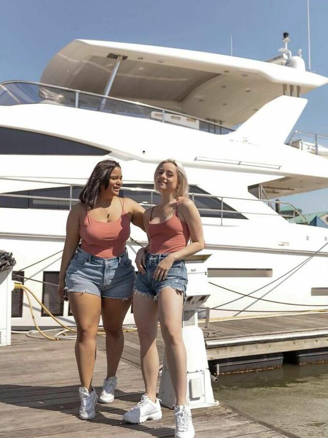 7 Potret Dua Sahabat Tunjukkan Model Baju Sama di Bentuk Tubuh Berbeda, Inspiratif