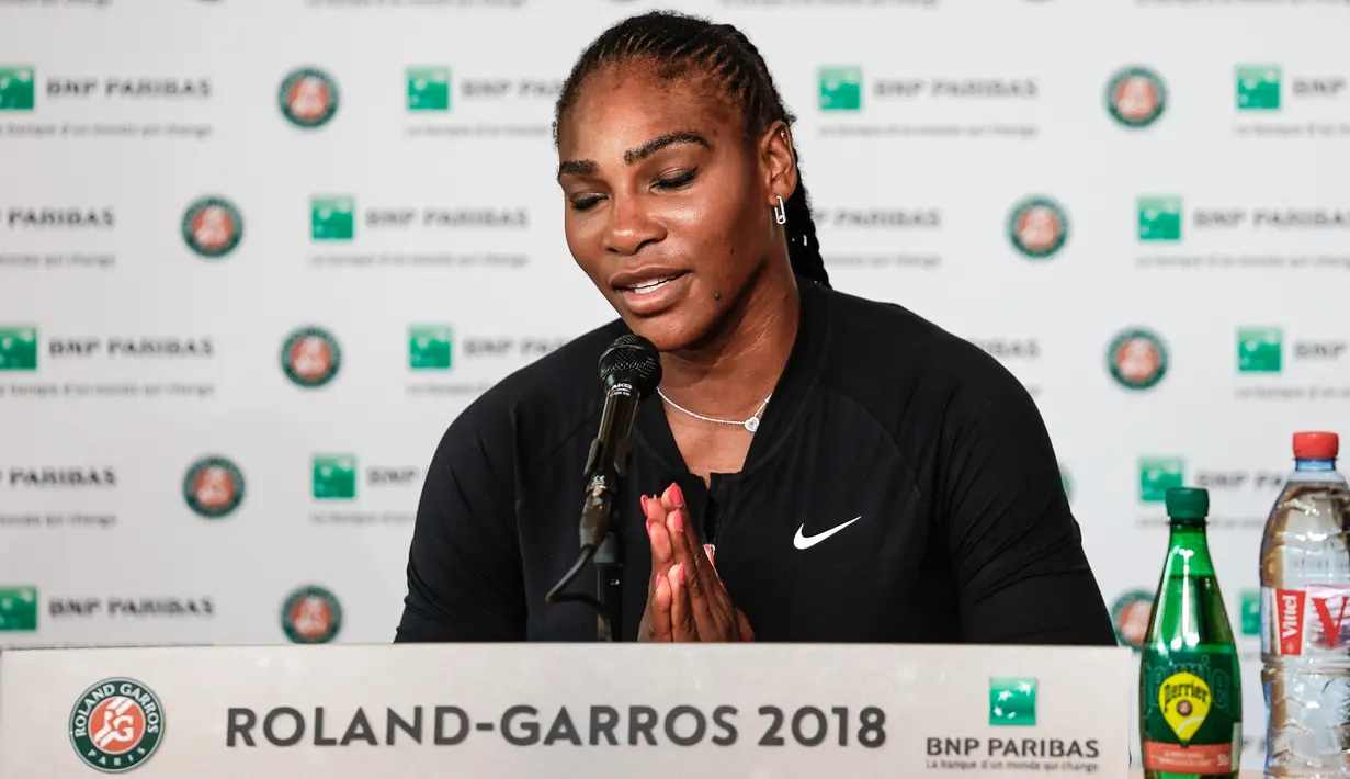 Petenis AS, Serena Williams menggelar konferensi pers pengunduran dirinya dari Prancis Terbuka di Roland Garros, Paris, Senin (4/6). Dengan kemunduran Serena, Maria Sharapova pun berhasil lolos ke perempat final dengan cuma-cuma. (Pauline BALLET/FFT/AFP)