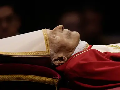 Jenazah mendiang Paus Emeritus Benediktus XVI disemayamkan di dalam Basilika Santo Petrus, Vatikan, Senin (2/1/2023). Benediktus XVI, teolog Jerman yang akan dikenang sebagai paus pertama dalam 600 tahun yang mengundurkan diri, telah meninggal pada 31 Desember 2022 di usia 95 tahun. (AP Photo/Andrew Medichini)