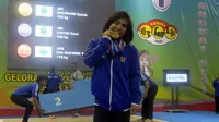 Lifter Jawa Barat, Sri Wahyuni Agustiani, menyabet medali emas PON 2016 pada kelas 48 kg putri di Gymnasium Kompleks Si Jalak Harupat, Soreang, Bandung, Selasa (20/09/2016). (Bola.com/Permana Kusumadijaya)