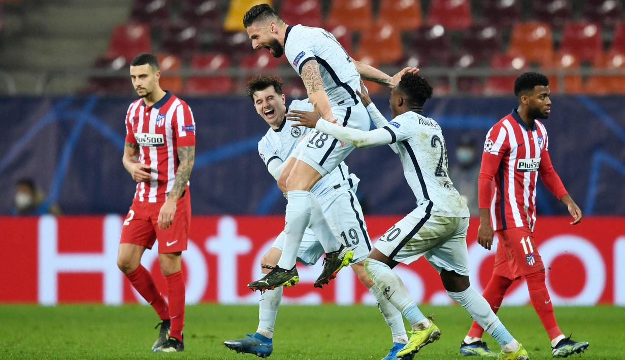 Striker Chelsea, Olivier Giroud, melakukan selebrasi usai mencetak gol ke gawang Atletico Madrid pada laga Liga Champions di Arena Nationala, Rumania, Rabu (24/02/2021). Chelsea menang dengan skor 1-0. (AFP/Daniel Mihalescu)