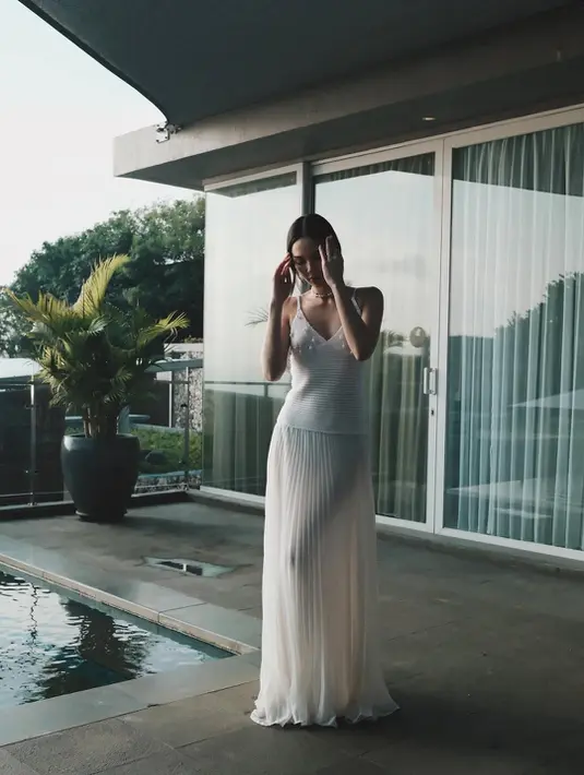 Rambut panjang Alyssa Daguise ditata low ponytail yang ciptakan pesona cantik effortless [@alyssadaguise]