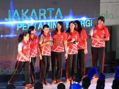 Tim putri Jakarta Pertamina Energi diperkenalkan saat Pembukaan Proliga 2016 putaran pertama yang berlangsung meriah di GOR Ken Arok, Malang, Jumat (19/2/2016). (Bola.com/Nicklas Hanoatubun)
