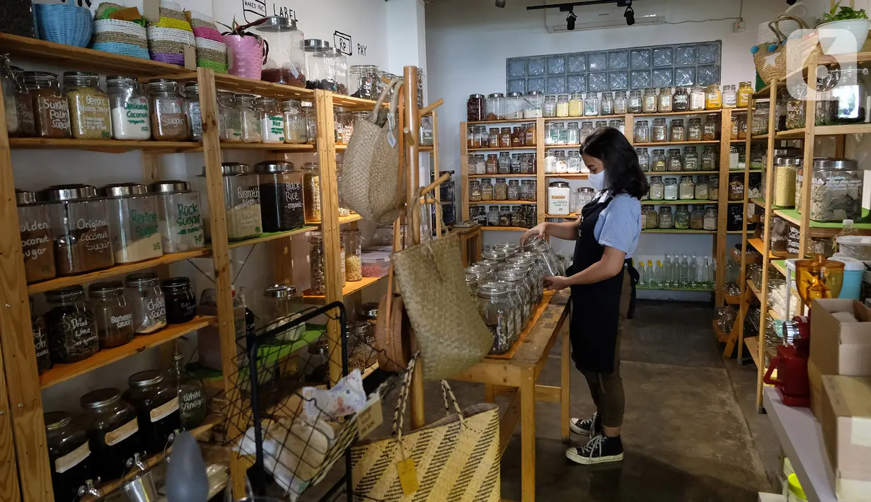 Pekerja merapikan barang dagangan di Toko Naked Inc, Kemang, Jakarta, Sabtu (11/9/2021). Naked Inc merupakan salah satu toko kebutuhan sehari-hari yang menerapkan konsep bebas sampah atau "zero waste", dimana pembeli harus membawa kantong belanja atau wadah sendiri. (Liputan6.com/Herman Zakharia)