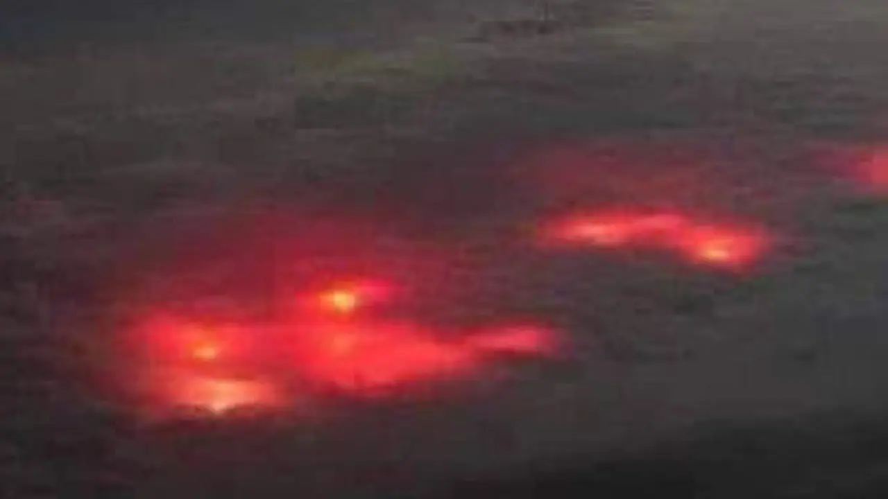 Pilot Rekam Fenomena Aneh Cahaya Merah di Bawah Awan, Netizen: Tanda Akhir Zaman?