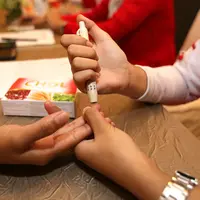 Petugas medis mengambil darah untuk cek kadar kolesterol dalam rangka memperingati Hari Jantung Sedunia di Jakarta, Kamis (27/9). Kegiatan secara gratis digelar PT. Novell Pharmaceutical Laboratories. (Liputan6.com/Fery Pradolo)