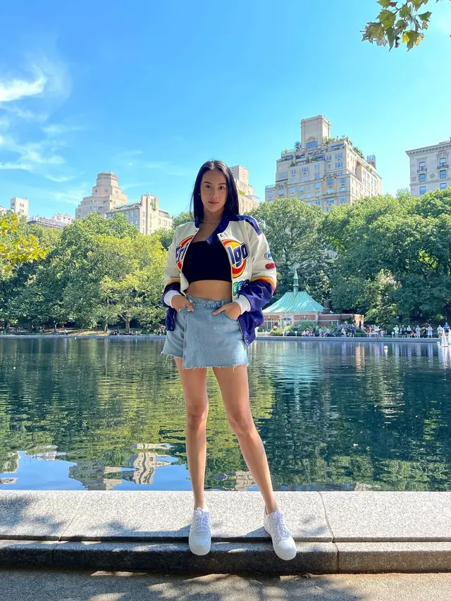 6 Inspirasi OOTD Bergaya Skena yang Bisa Ditiru dari Isyana Saravasti, Anya Geraldine, hingga Sheila Dara Aisha