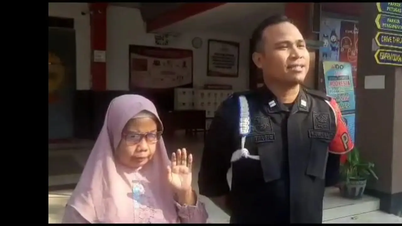 Masriah saat meninggalkan Lapas Sidoarjo. (Dian Kurniawan/Liputan6.com)