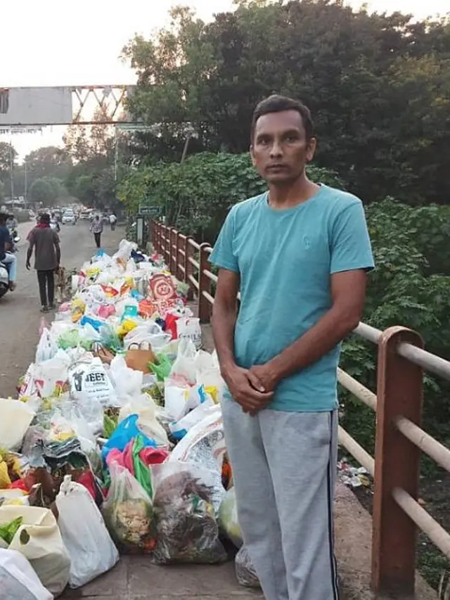 Buang Sampah Sembarangan, Pria Ini Rela Berdiri Seharian Demi Jaga Sungai