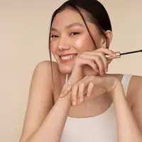 makeup natural menekankan penggunaan produk yang ringan serta teknik aplikasi yang sederhana untuk mempercantik fitur wajah tanpa menutupi karakter alami kulit. (foto/dok: freepik)