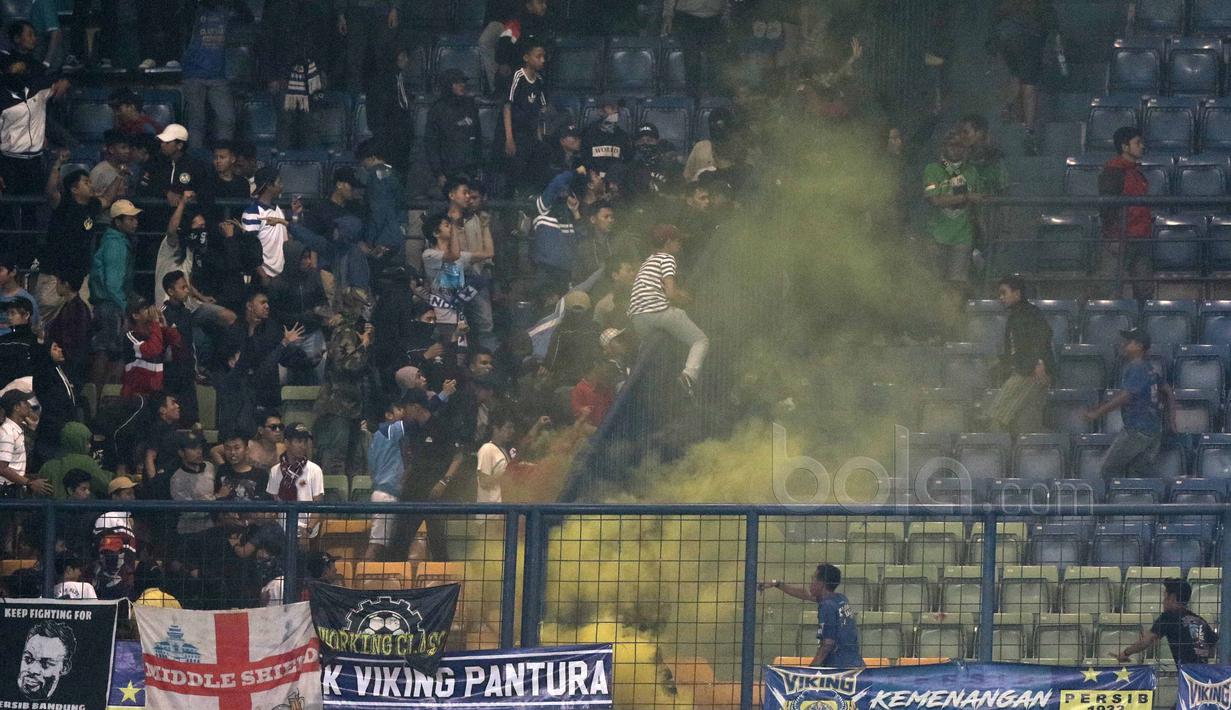 Flare dan asap berwarna memancing kemarahan Bobotoh saat Persib Bandung melawan Persipura Jayapura pada laga Liga 1 2017 di Stadion GBLA, Minggu (7/5/2017). Persib Bandung menang 1-0. (Bola.com/Nicklas Hanoatubun)