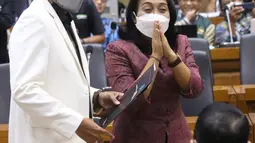 Menteri Pemberdayaan Perempuan dan Perlindungan Anak I Gusti Ayu Bintang Darmawati (kanan) didampingi Wakil Menteri Hukum dan HAM Edward Omar Sharif Hiariej saat rapat pembahasan RUU TPKS di Gedung Nusantara I, Jakarta, Rabu (6/4/2022). (Liputan6.com/Angga Yuniar)