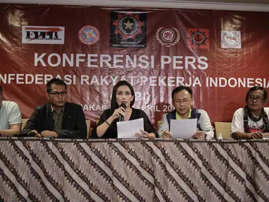Ketum Konfederasi Rakyat Pekerja Indonesia (KRPI), Rieke Diah Pitaloka menyampaikan maklumat untuk Presiden Jokowi dalam konferensi pers di Jakarta, Minggu (29/4). Maklumat itu dinamakan 'Panca Maklumat Rakyat Pekerja'. (Liputan6.com/Faizal Fanani)