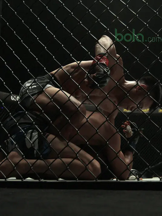 Aksi Stefer Rahardian memukul lawannya Himanau Kaushik pada ajang One Championship 2018 di Jakarta Convention Center, Sabtu (12/5/2018). Stefer Rahardian mudah pada menit kedua ronde pertama. (Bola.com/Nick Hanoatubun)