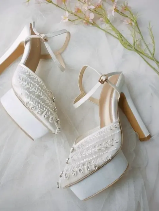 Gaun pernikahan Gritte pun dipadukan dengan pump heels putih berpayet yang didesain spesial oleh Langkah by Linalee. @langkahbylinalee