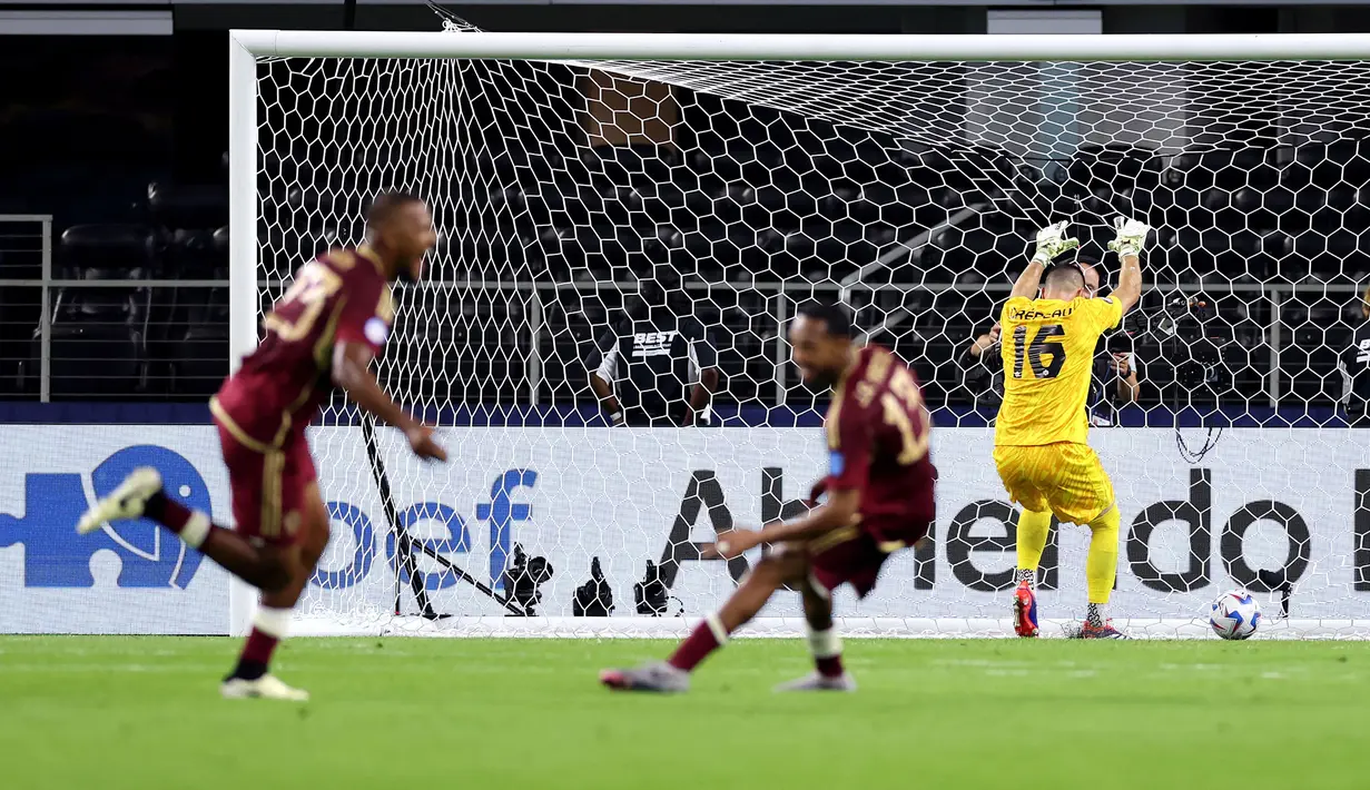 Kiper Kanada, Maxime Crepeau (kanan) gagal mengantisipasi tendangan jarak jauh pemain Venezuela, Jose Rondon (kiri) pada laga perempat final Copa Ameirca 2024 di  AT&T Stadium, Arlington, Texas, Sabtu (06/07/2024) WIB. (AFP/Charly Triballeau)